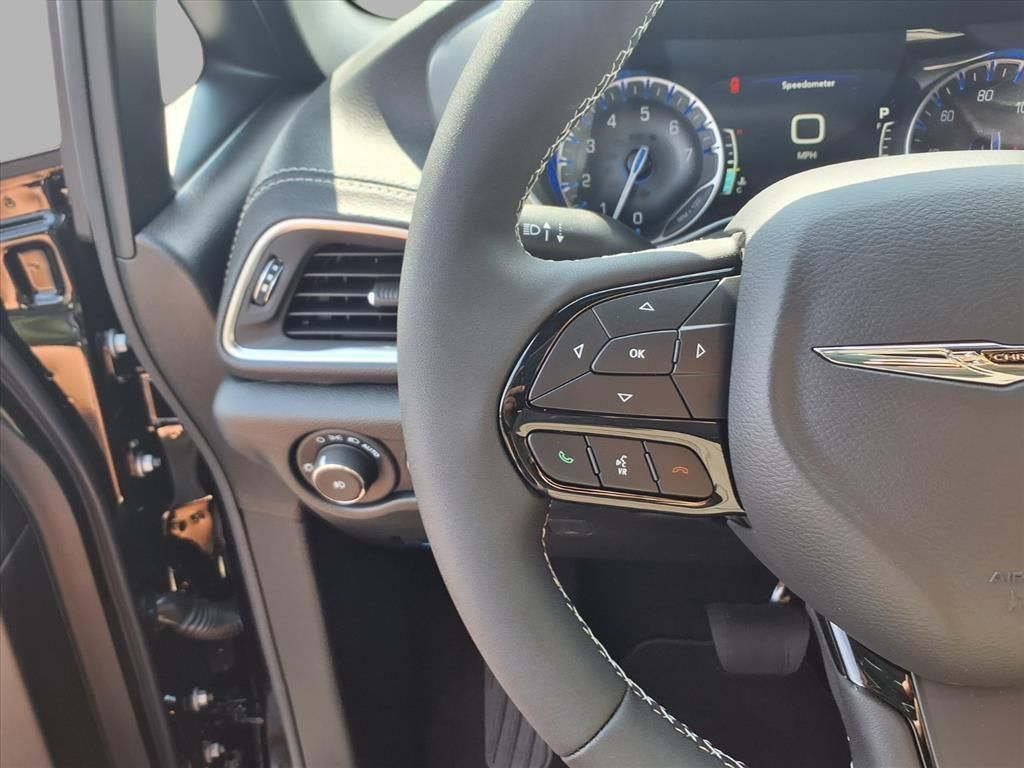 2026 Chrysler Pacifica Limited photo 9