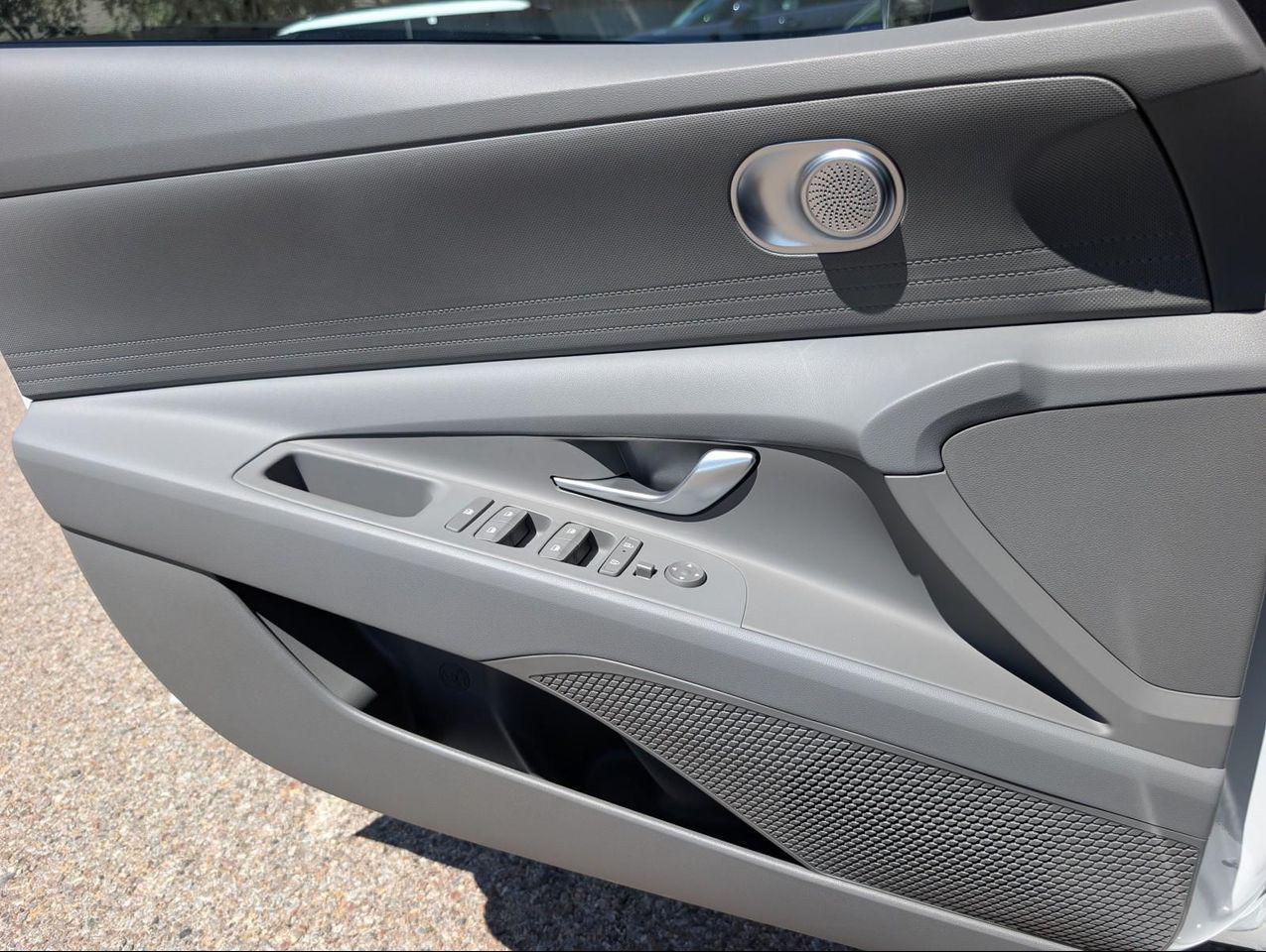 2025 Hyundai Elantra Hybrid Blue photo 18