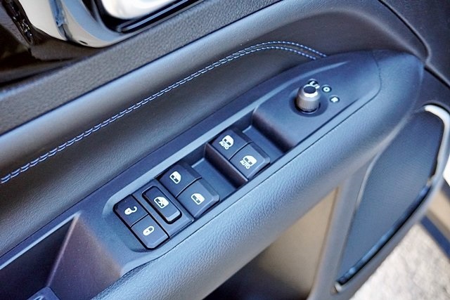 New 2026 Bright White Clear-Coat Exterior Paint Jeep Latitude image 26