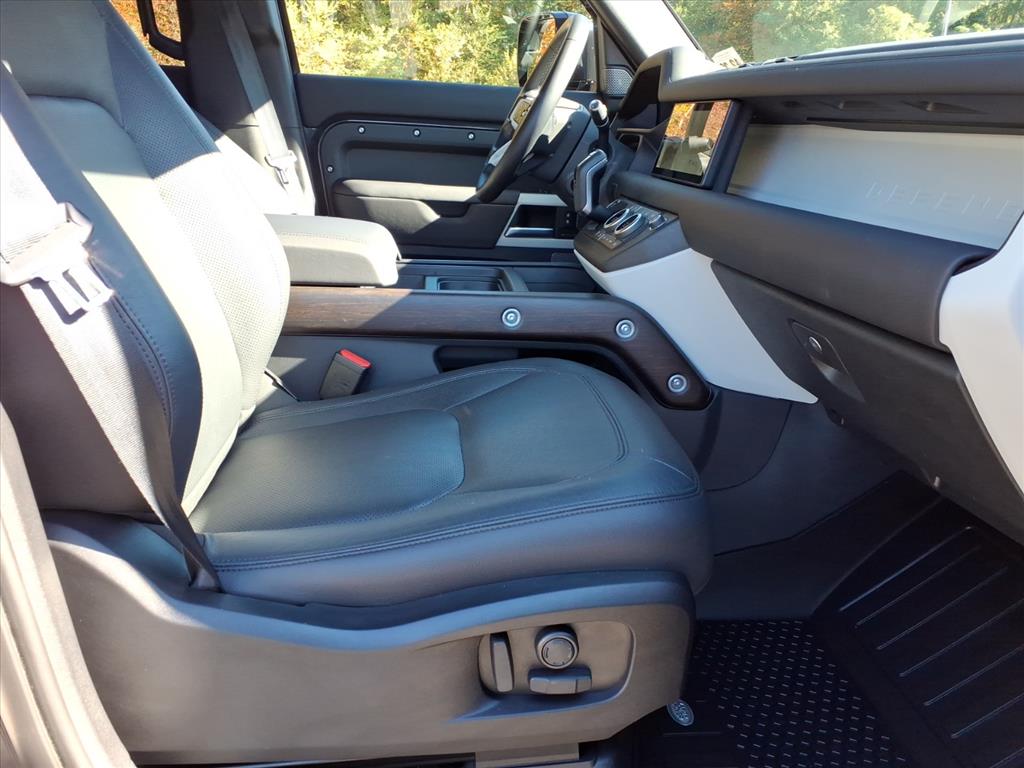 2024 Land Rover Defender 110 S photo 3