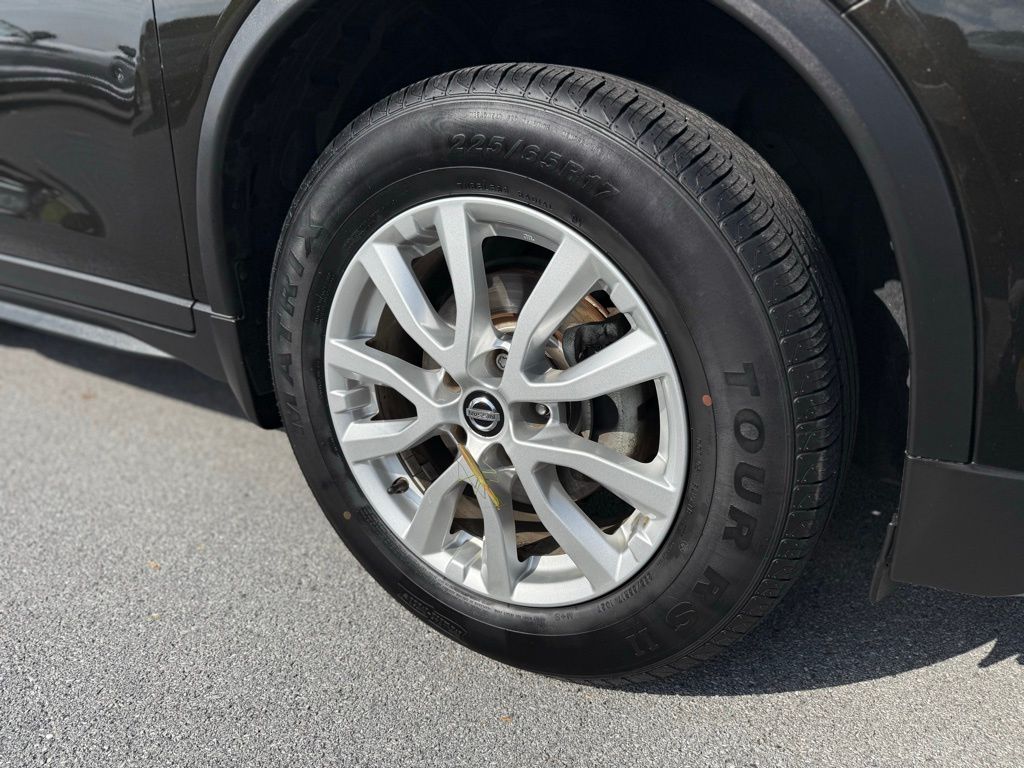 2017 Nissan Rogue SV photo 9