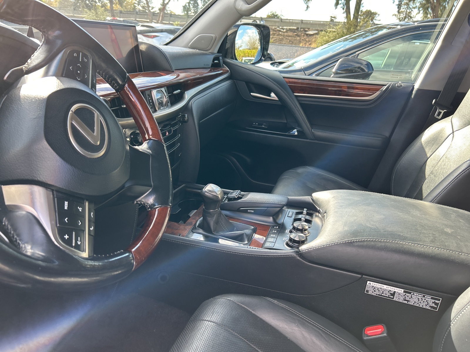 2017 Lexus LX 570 photo 4