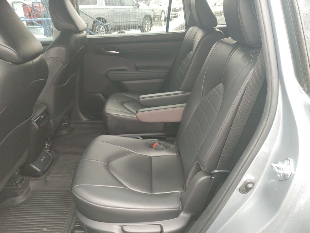 2024 Toyota Highlander XLE photo 11