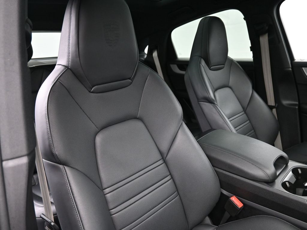 2024 Porsche Cayenne Coupe Base photo 16