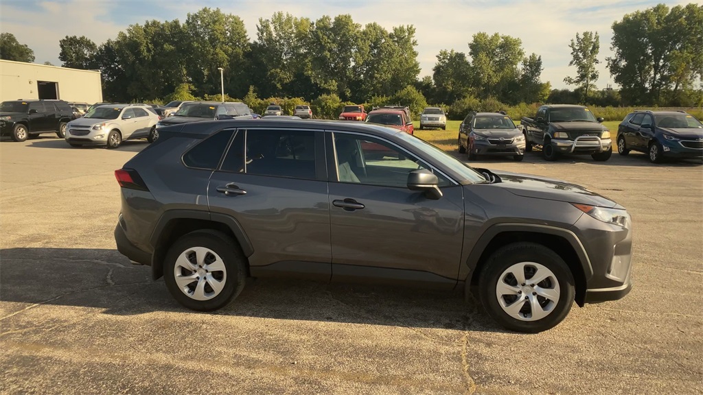 2022 Toyota RAV4 LE photo 9