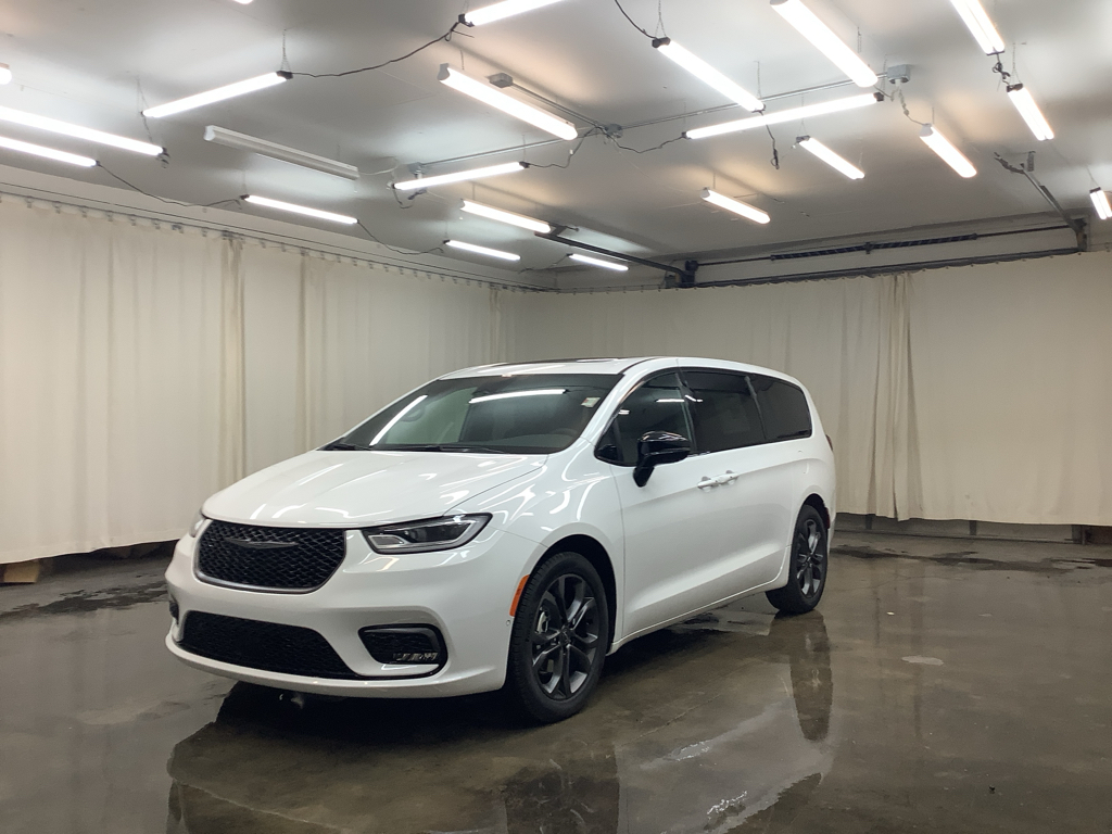 2026 Chrysler Pacifica Select's photo