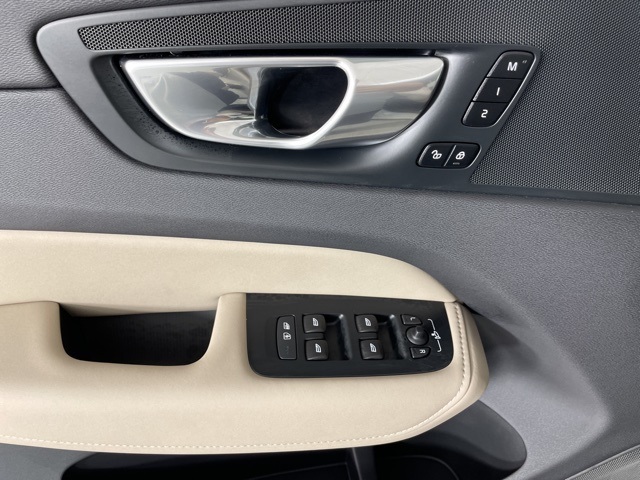 2026 Volvo XC60 Plus photo 19