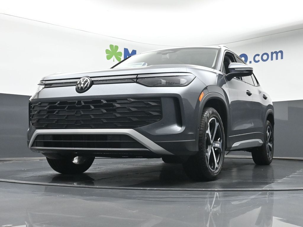 2025 Volkswagen Tiguan SE photo 3