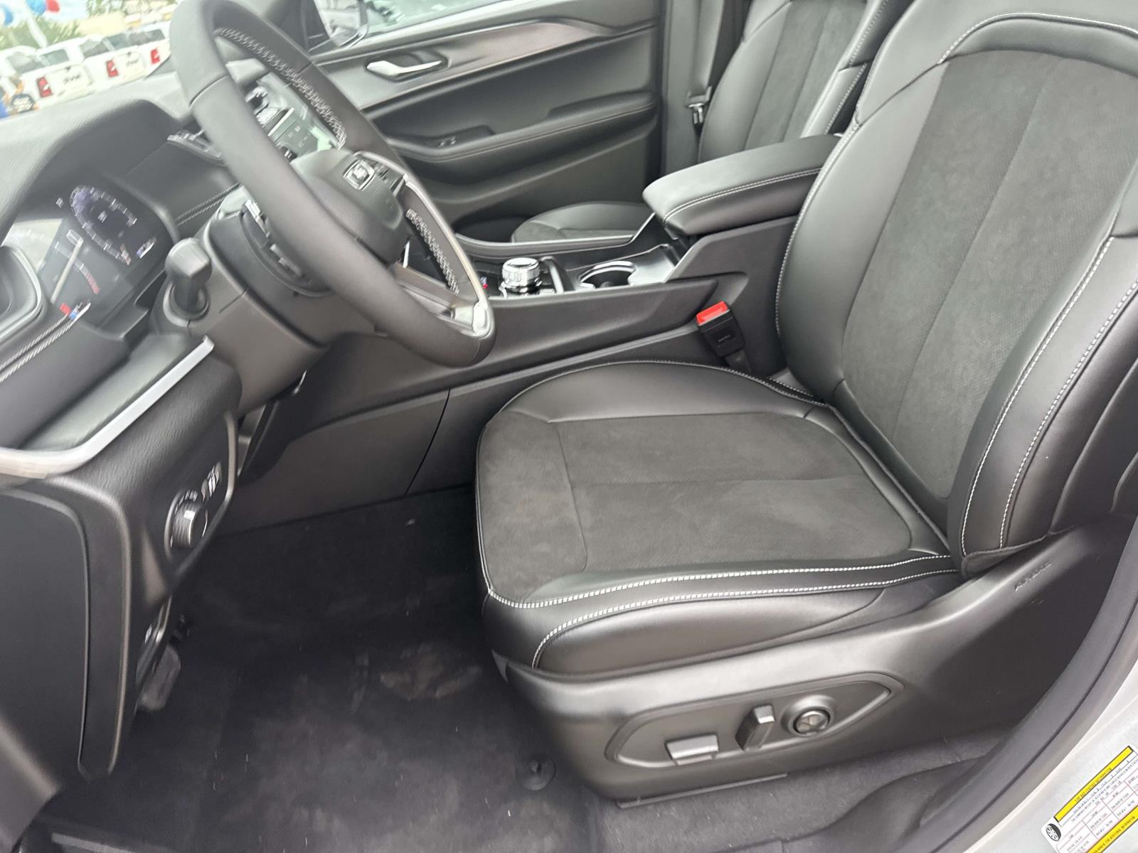 2025 Jeep Grand Cherokee Altitude X photo 8