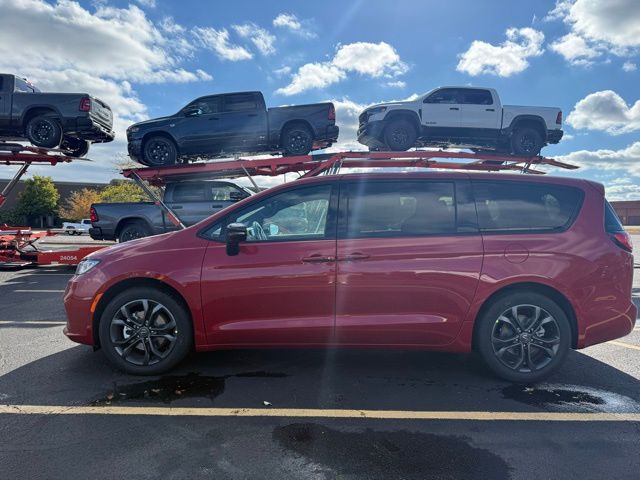 2026 Chrysler Pacifica photo 3