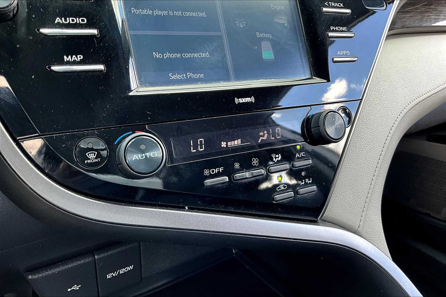 2020 Toyota Camry Hybrid LE photo 27