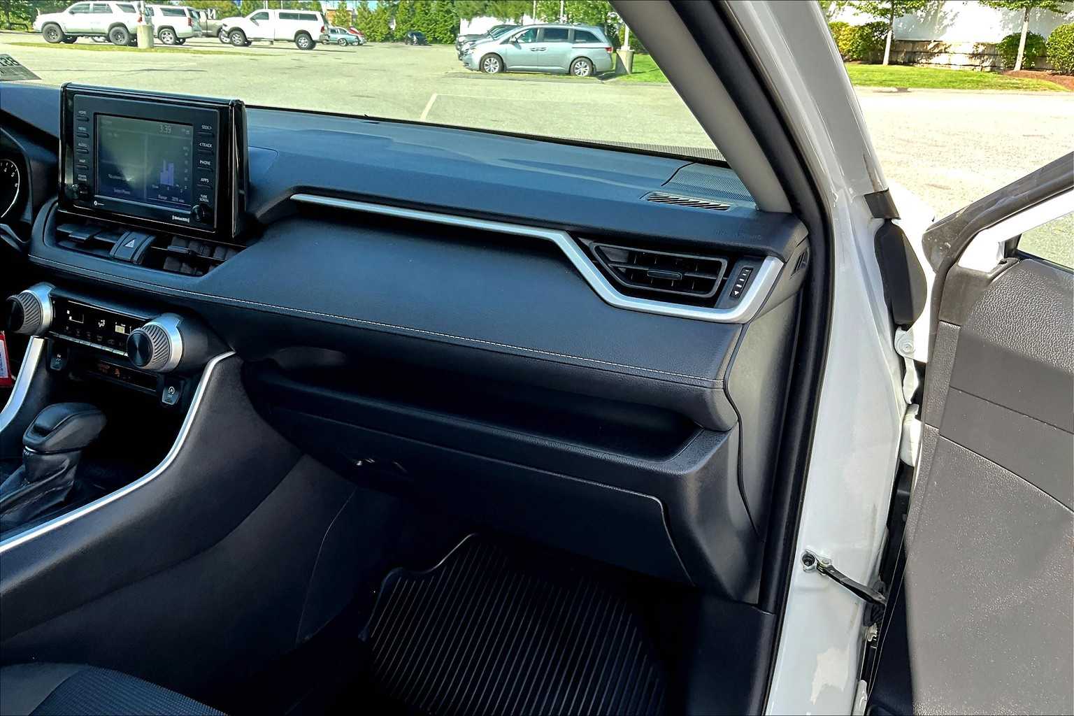 2022 Toyota RAV4 LE photo 13