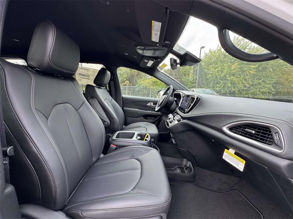 2026 Chrysler Pacifica photo 15