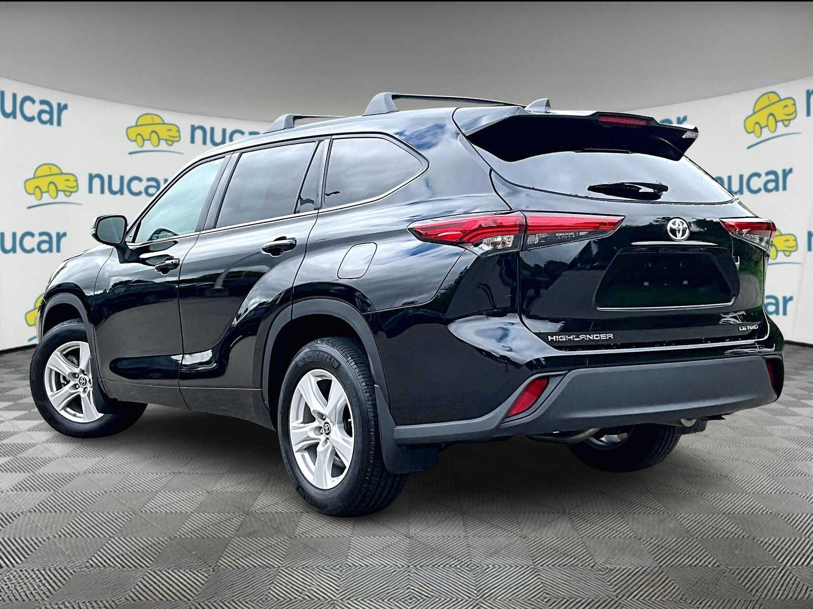 2022 Toyota Highlander LE photo 2