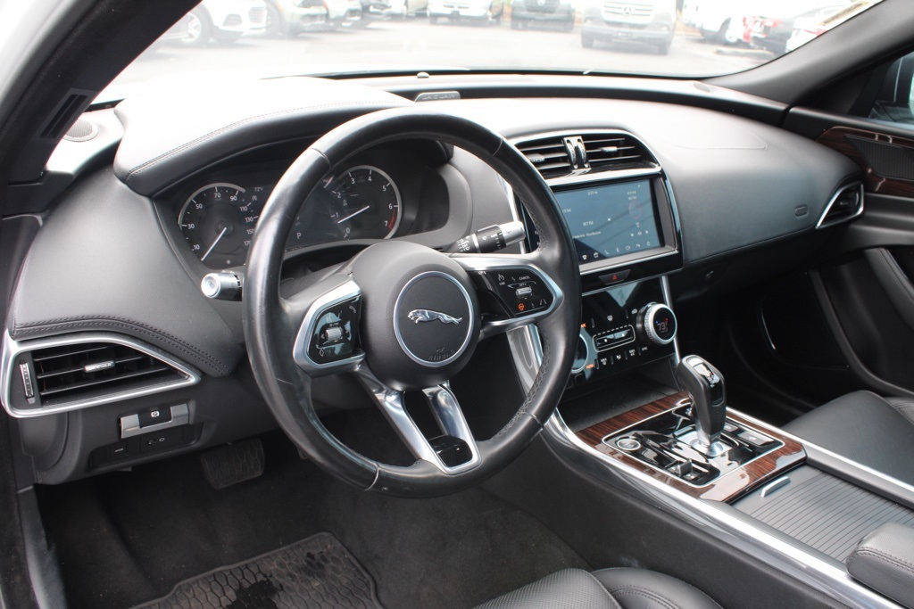 2020 Jaguar XE S photo 4