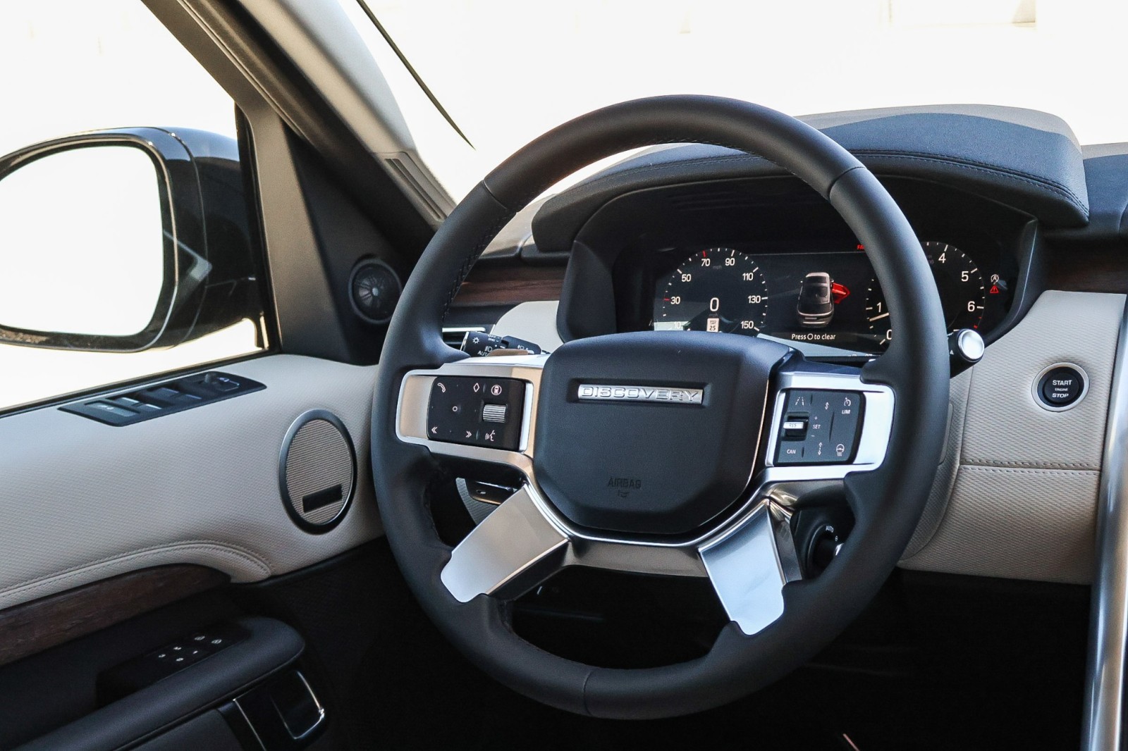2025 Land Rover Discovery SE photo 16