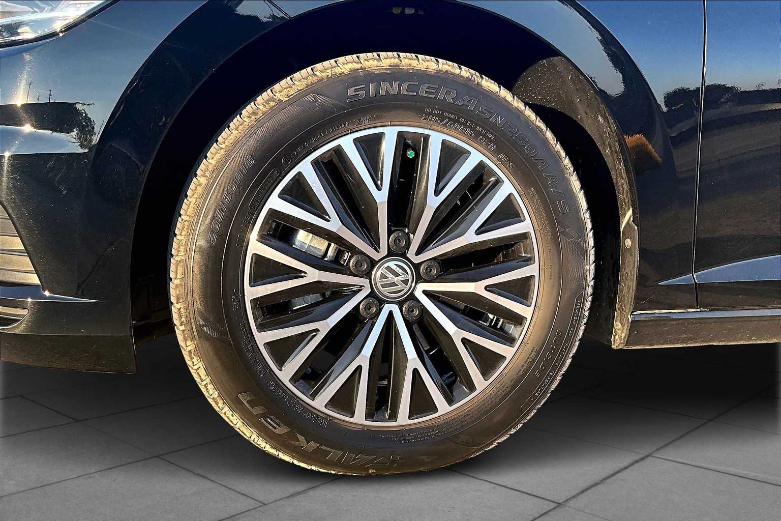 2021 Volkswagen Jetta SE R-Line photo 2