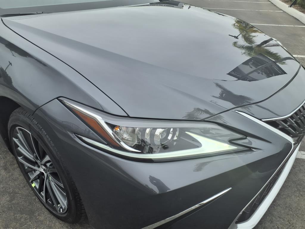 2025 Lexus ES 300h photo 2
