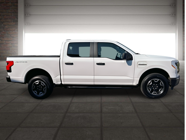2023 Ford F-150 Lightning photo 2