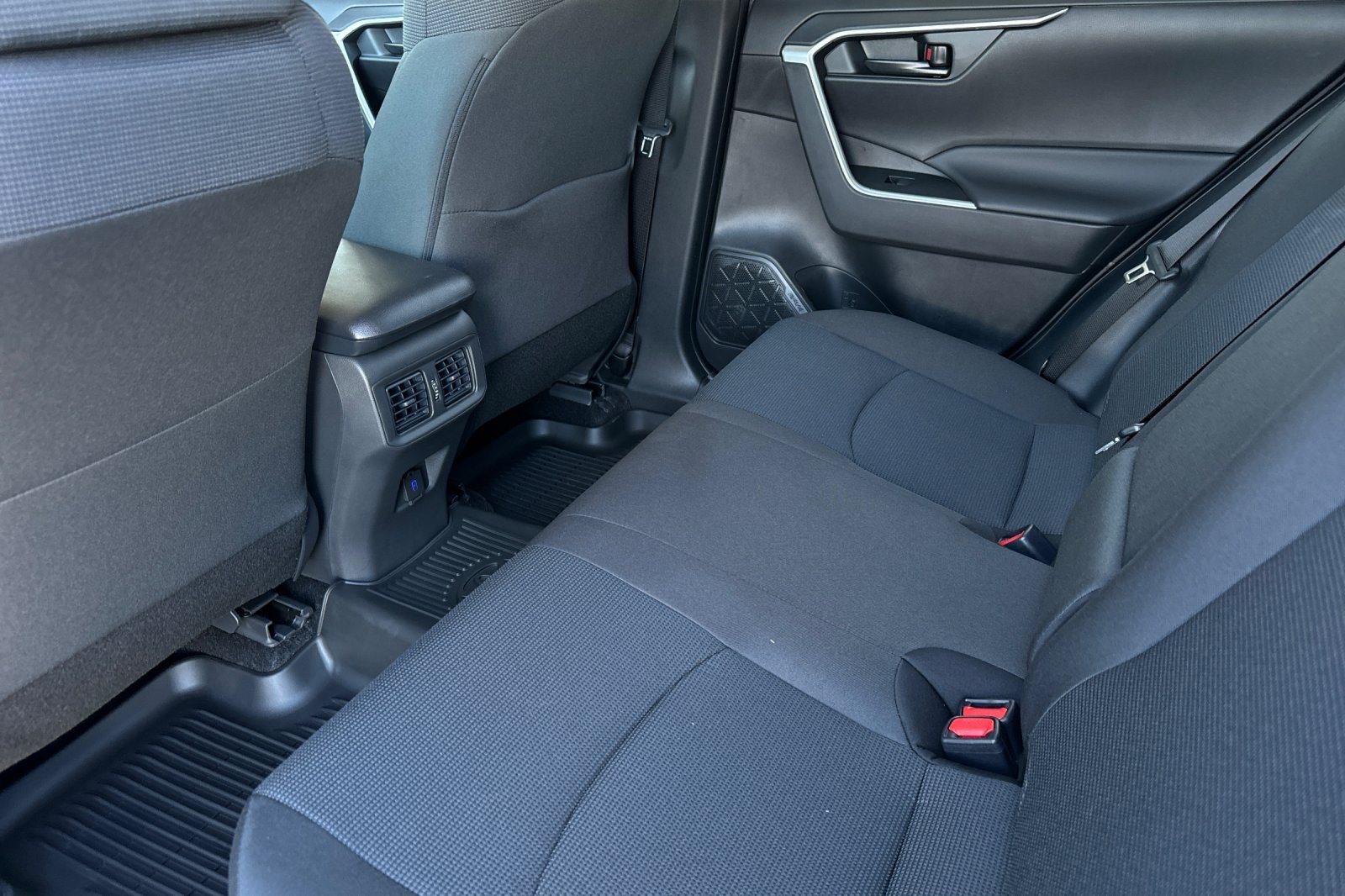2025 Toyota RAV4 LE photo 13