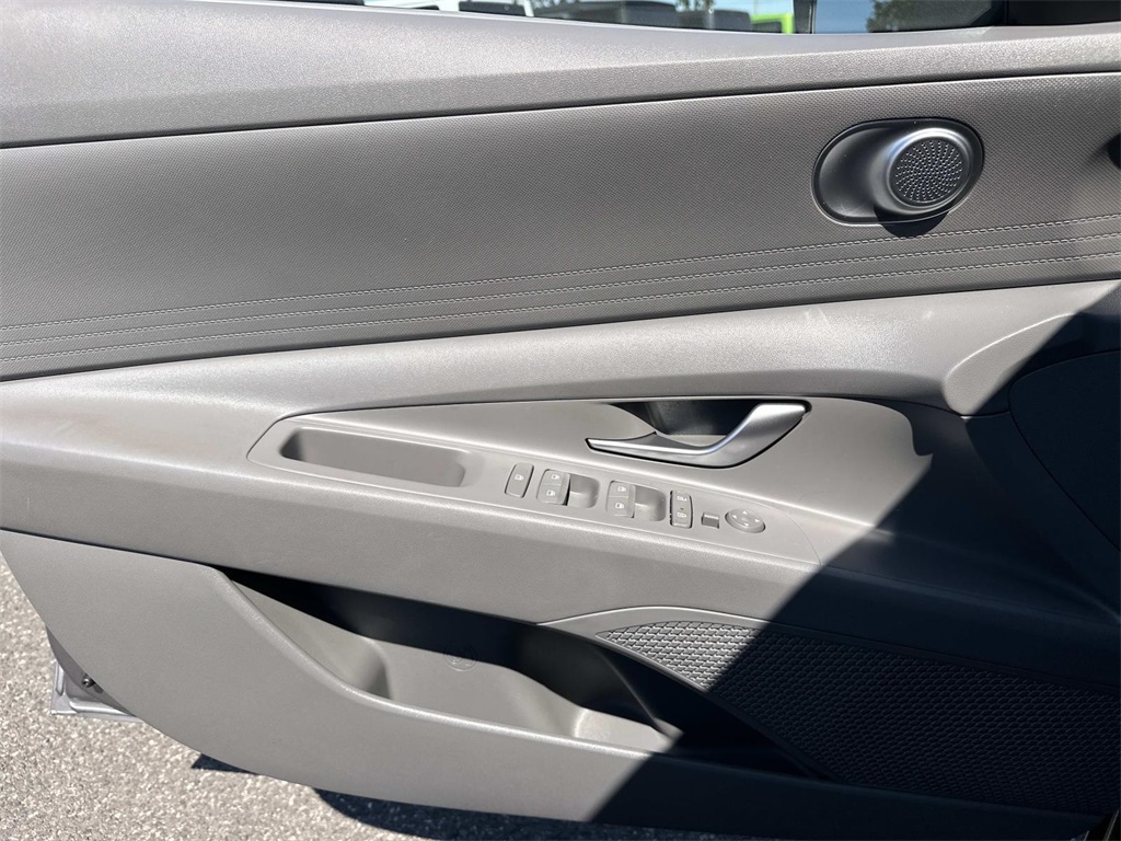 2023 Hyundai Elantra SEL photo 23