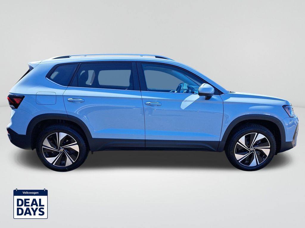 2025 Volkswagen Taos SE photo 4