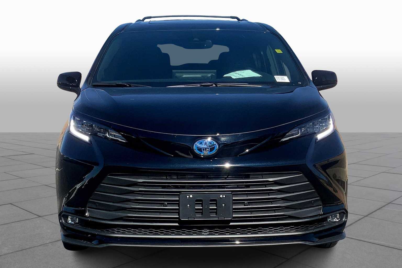 2025 Toyota Sienna Woodland Edition photo 3