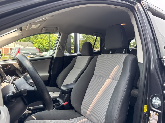 2015 Toyota RAV4 LE photo 6