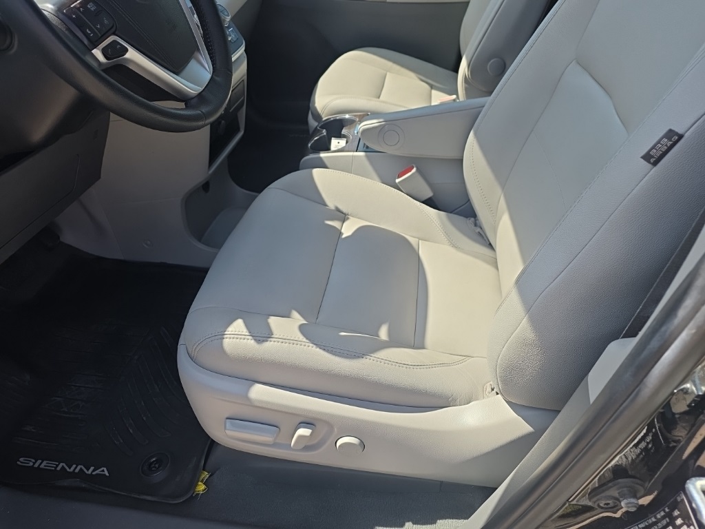 2020 Toyota Sienna XLE photo 10