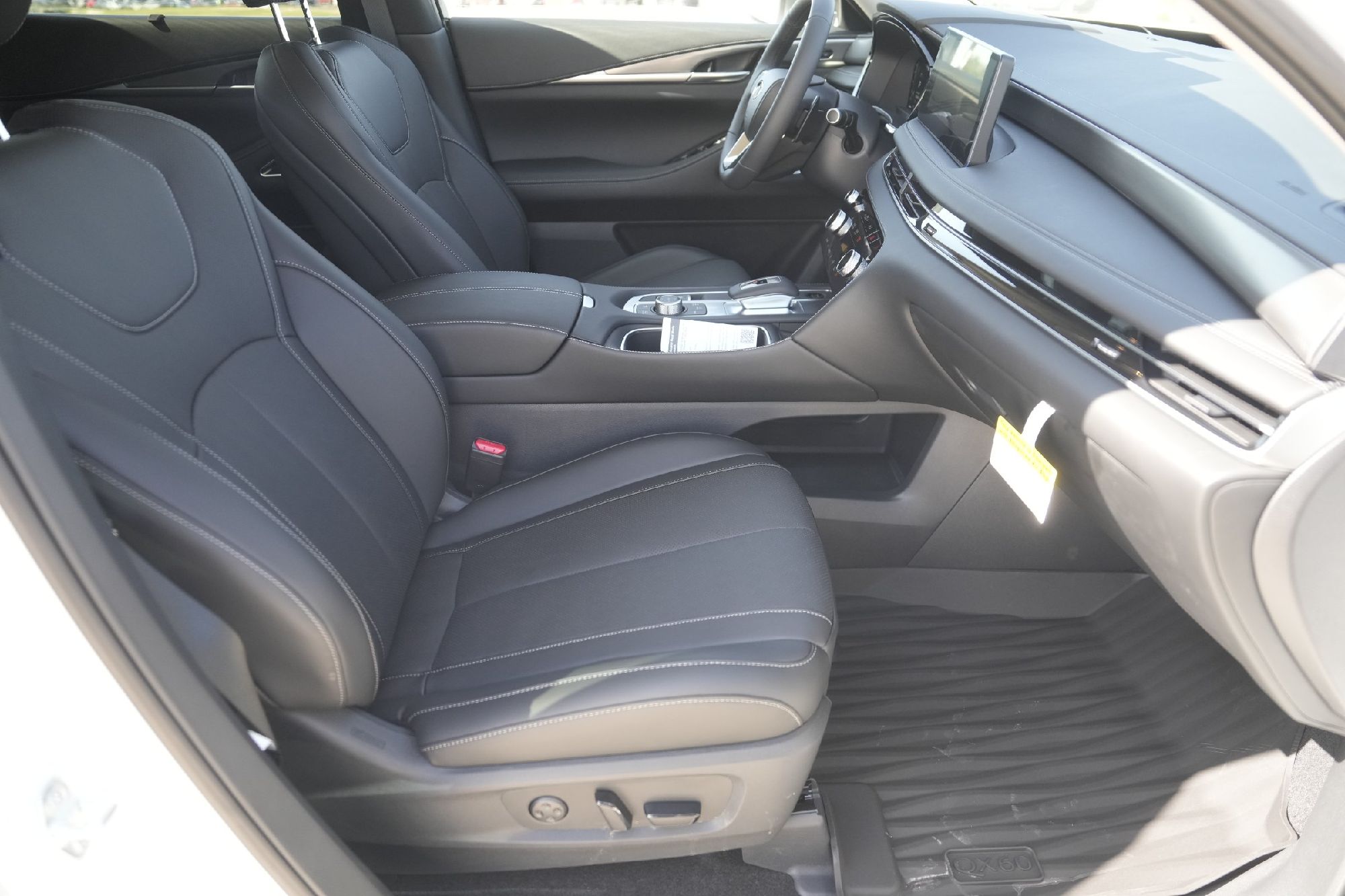 2026 Infiniti QX60 Luxe photo 14