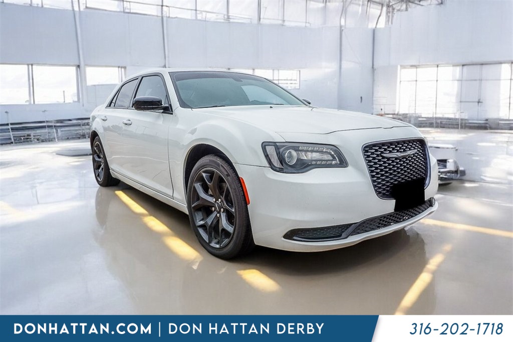 2023 Chrysler 300 Touring photo 13