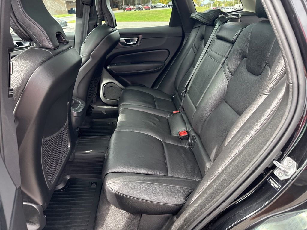 2021 Volvo XC60 T5 Momentum photo 17