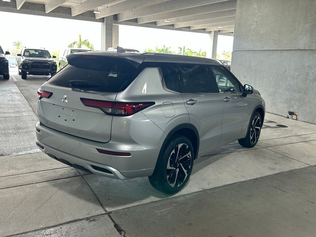 2024 Mitsubishi Outlander SEL photo 3