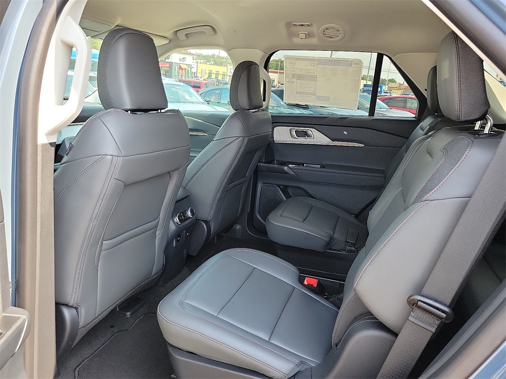 2025 Ford Explorer photo 9