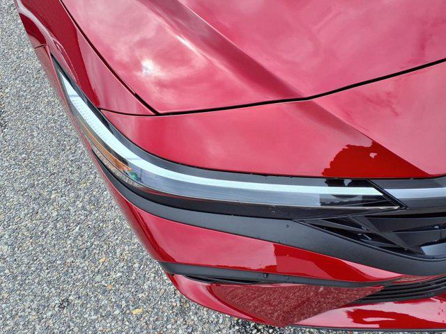2025 Hyundai Elantra SE photo 3