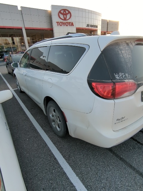 2017 Chrysler Pacifica Touring Plus photo 3