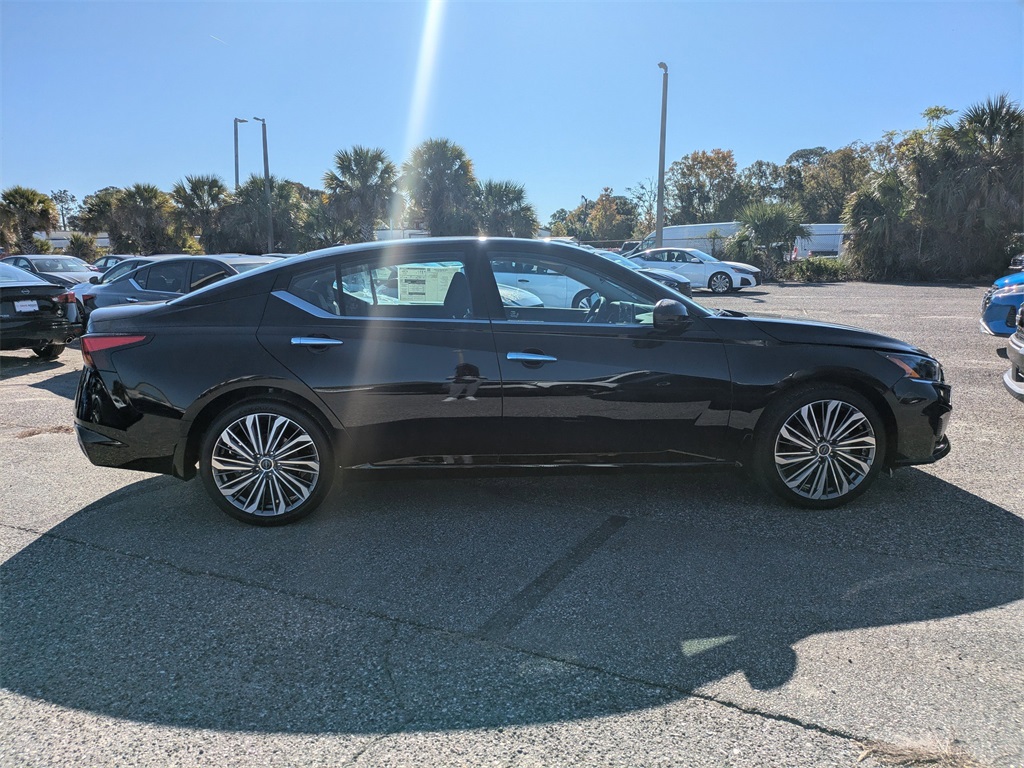 2025 Nissan Altima SL photo 2