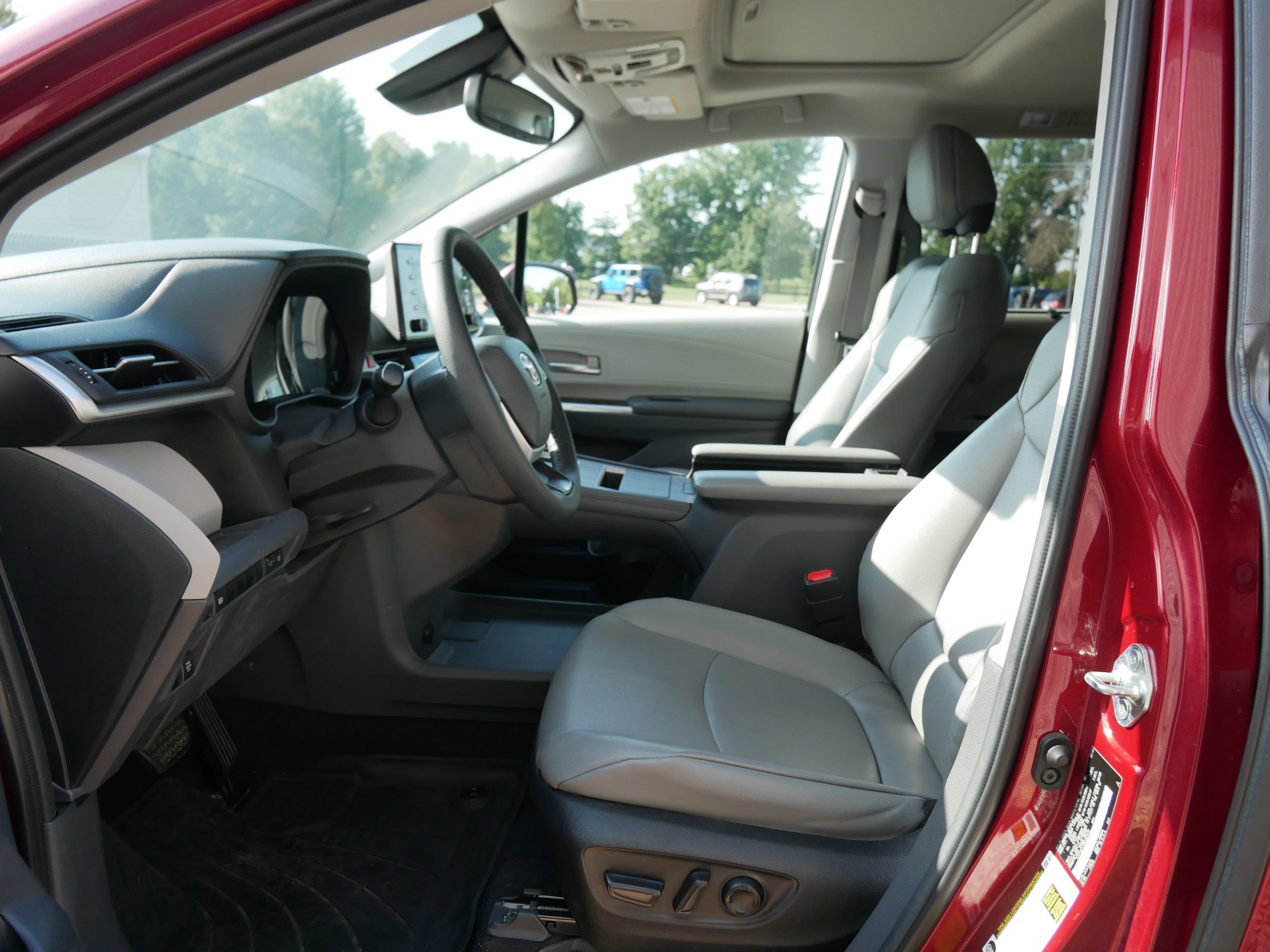 2022 Toyota Sienna XLE photo 10