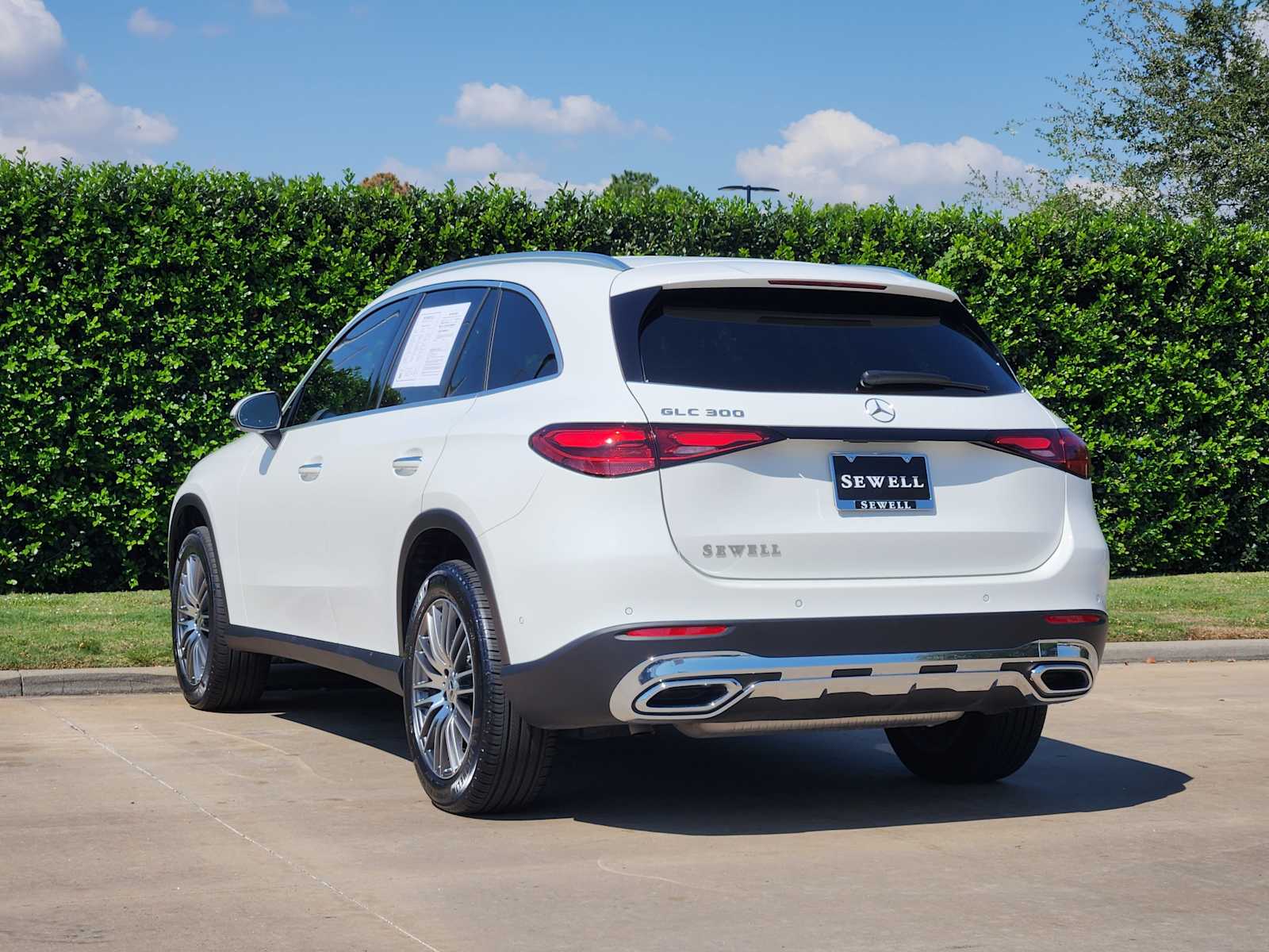 2025 Mercedes Benz GLC 300 photo 3
