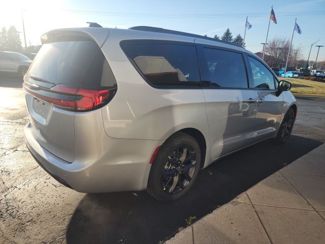 2026 Chrysler Pacifica photo 3
