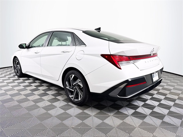 2024 Hyundai Elantra SEL Convenience photo 4