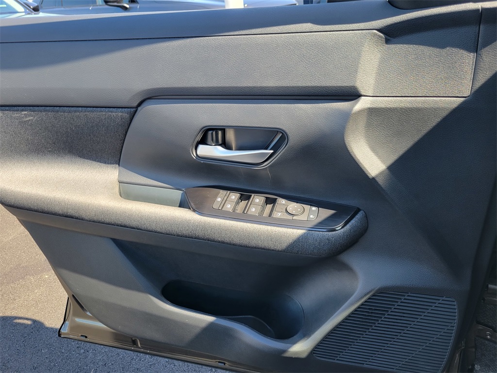 2025 Nissan Kicks SV photo 23