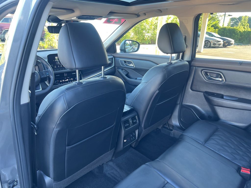 2023 Nissan Rogue Platinum photo 10
