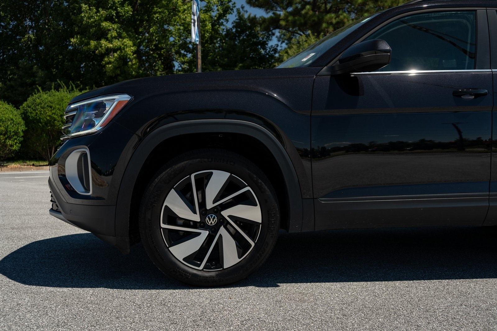2024 Volkswagen Atlas Cross Sport SE Technology photo 2