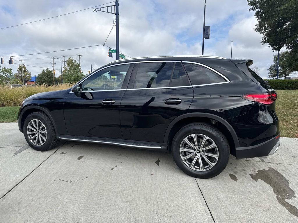 2025 Mercedes Benz GLC 300 4MATIC photo 2