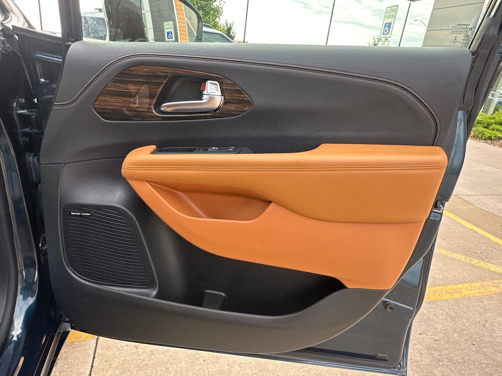2023 Chrysler Pacifica Hybrid Pinnacle photo 39