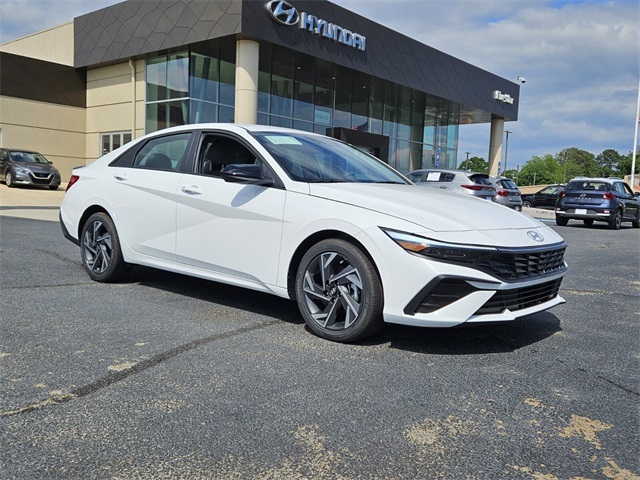 2025 Hyundai Elantra SEL's photo