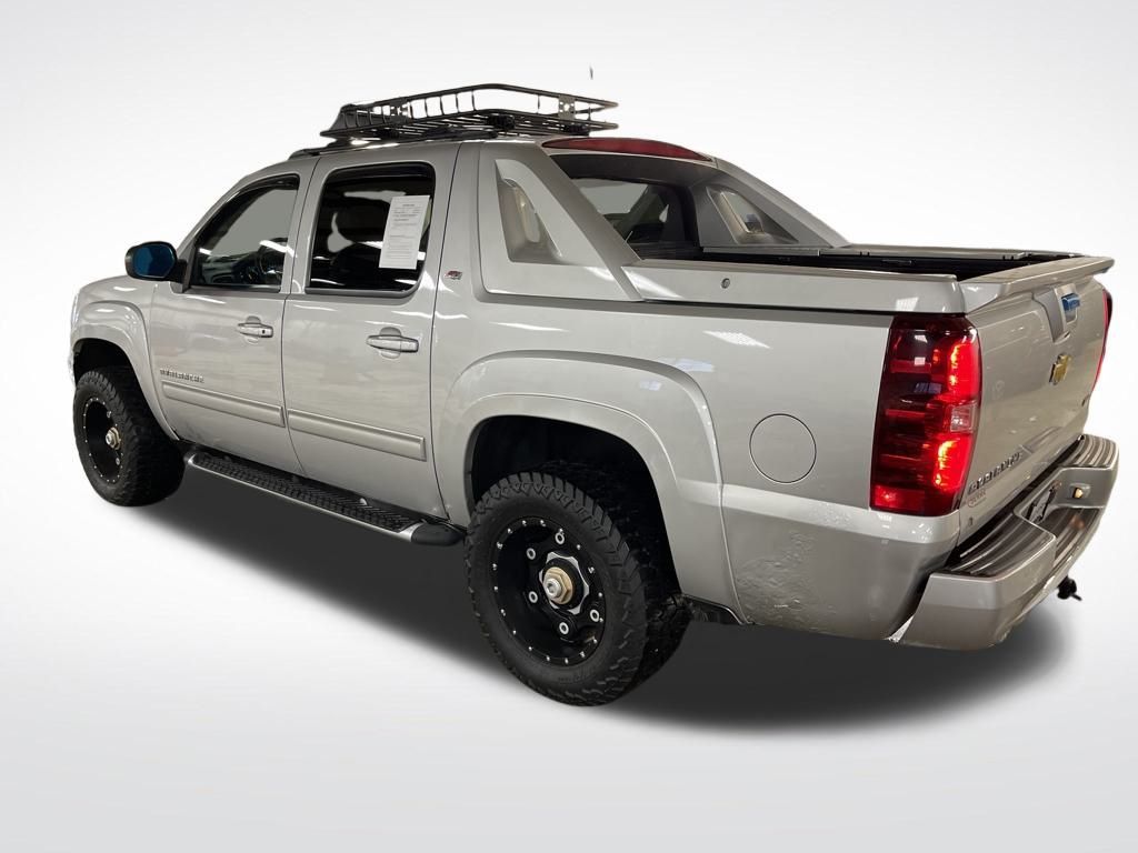 2011 Chevrolet Avalanche LT photo 3