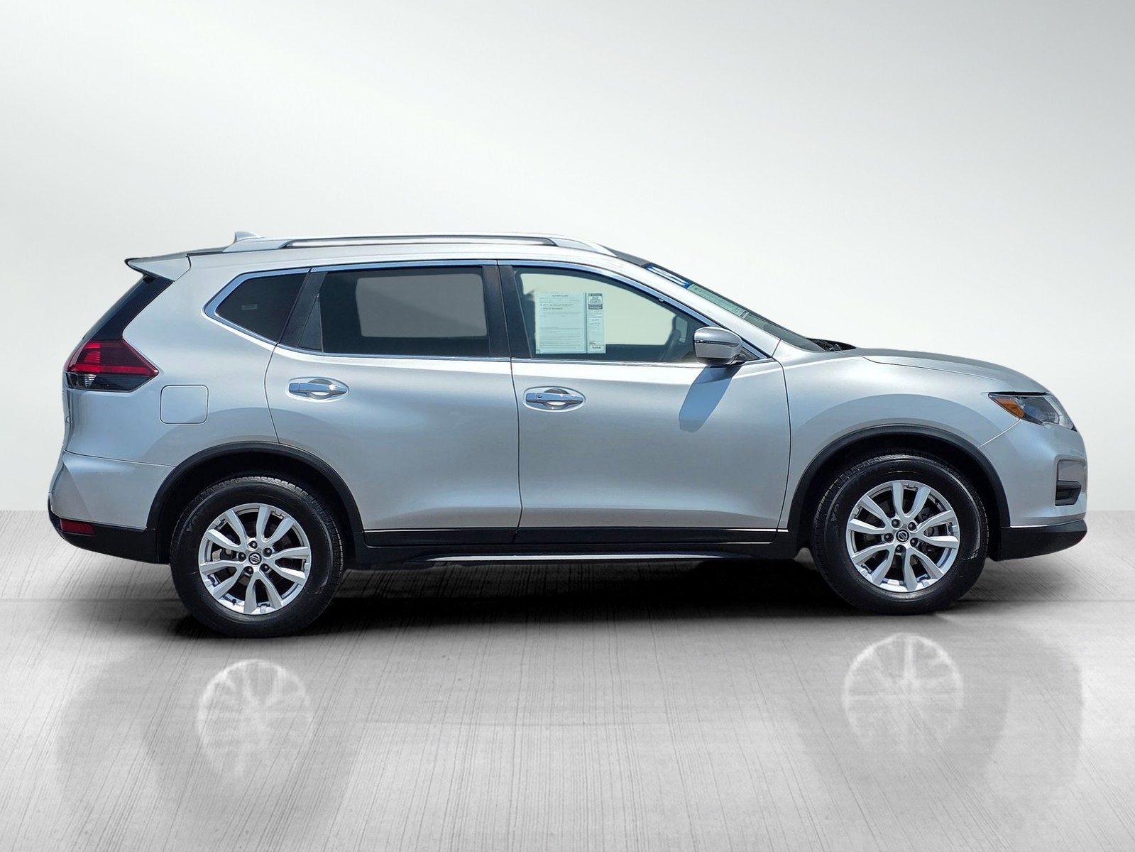 2019 Nissan Rogue SV photo 4
