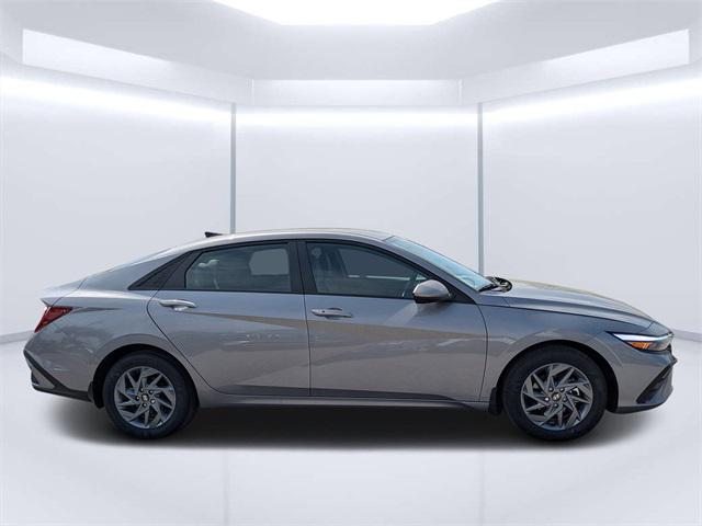 2025 Hyundai Elantra Hybrid Blue photo 2